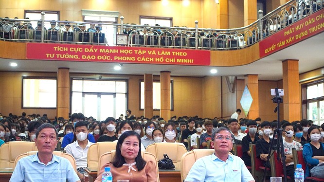 Giáo dục lý tưởng, đạo đức, lối sống, khát vọng cống hiến cho sinh viên Việt Nam trong thời đại 4.0
