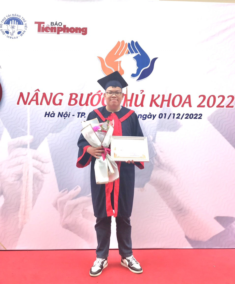 Sinh viên Nguyễn Văn Đạt vinh dự được tuyên dương và trao học bổng Nâng bước thủ khoa 2022 của Quỹ Hỗ trợ Tài năng trẻ Việt Nam