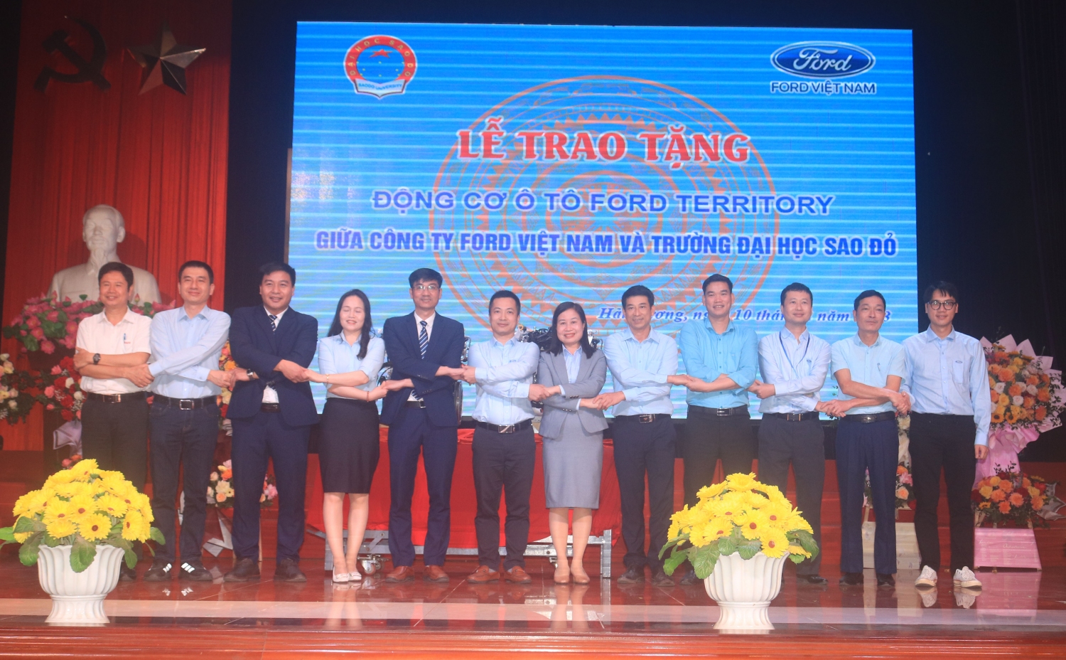 Lễ trao tặng động cơ ô tô Ford Territory giữa công ty Ford Việt Nam và Trường Đại học Sao Đỏ