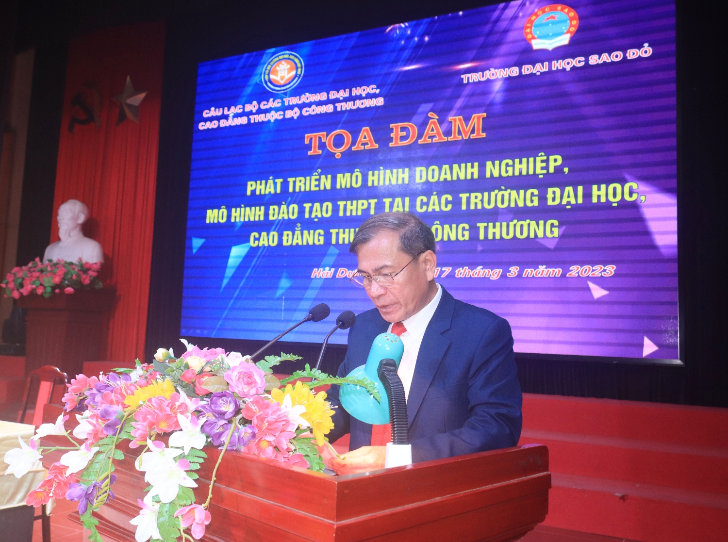 NGND. TS Đinh Văn Nhượng – Bí thư Đảng ủy, Hiệu trưởng Trường Đại học Sao Đỏ phát biểu chào mừng
