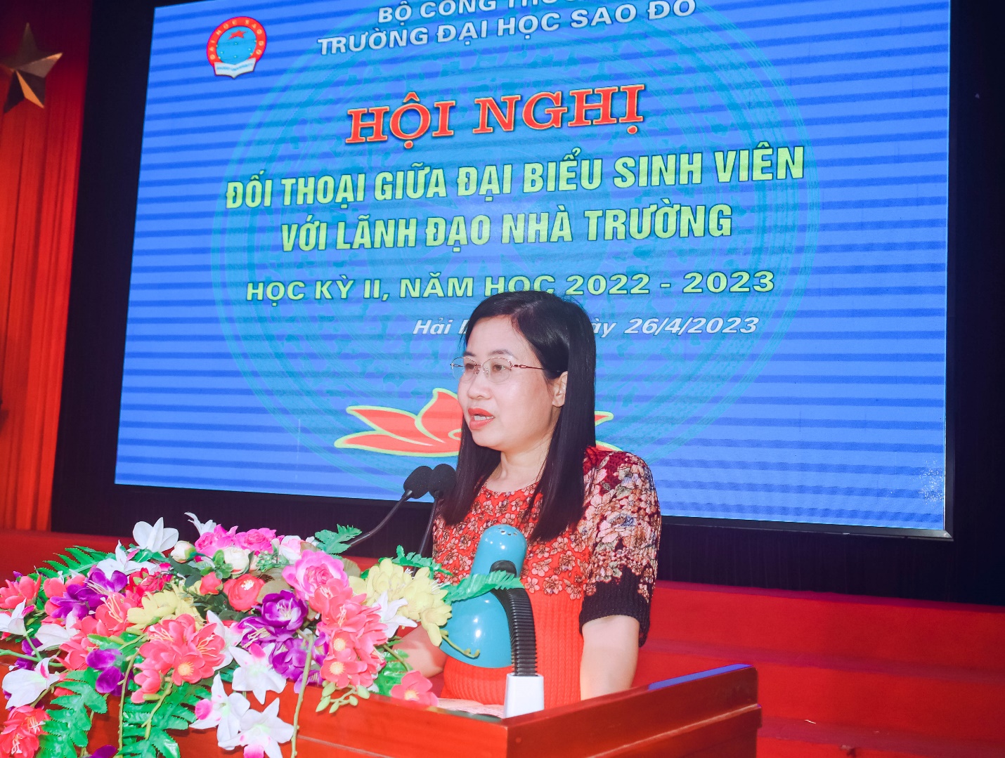 NGƯT.TS. Nguyễn Thị Kim Nguyên thông tin đến sinh viên về các hoạt động của Nhà trường