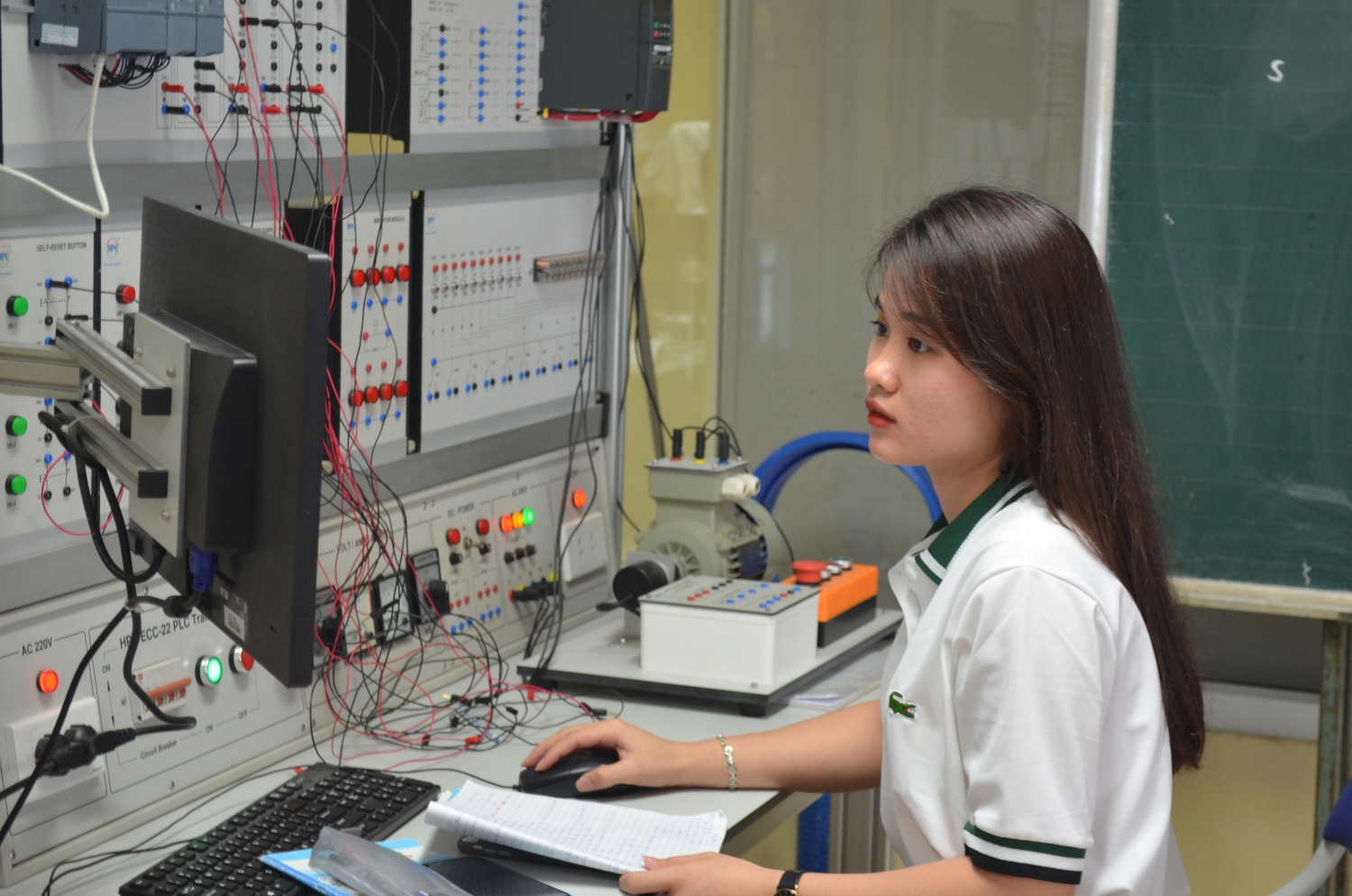 Sinh viên học thực hành tại Trung tâm thực hành, thực nghiệm của khoa Điện