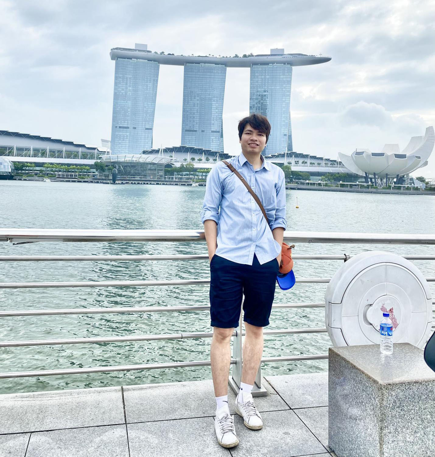 Cựu sinh viên Nguyễn Văn Hưng trong chuyến du lịch tại Singapore 