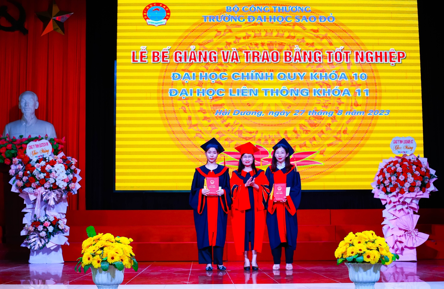 NGƯT. TS. Nguyễn Thị Kim Nguyên – Phó Bí thư Đảng ủy, Phó Hiệu trưởng trao bằng cho sinh viên đạt Xuất sắc