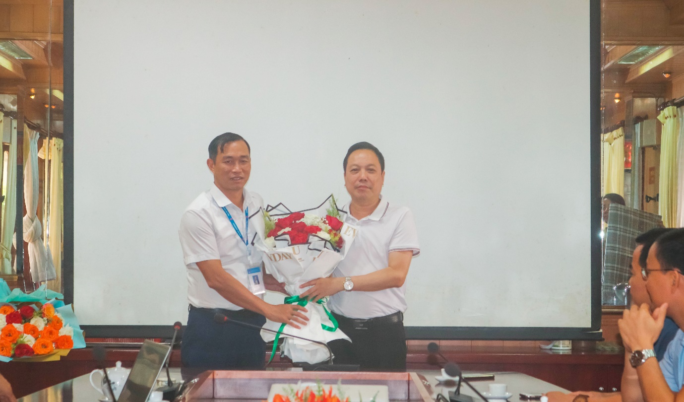 TS. Đỗ Văn Đỉnh tặng hoa chào mừng đoàn cán bộ, giáo viên Trường THPT Lục Ngạn số 3 – Bắc Giang về thăm trường