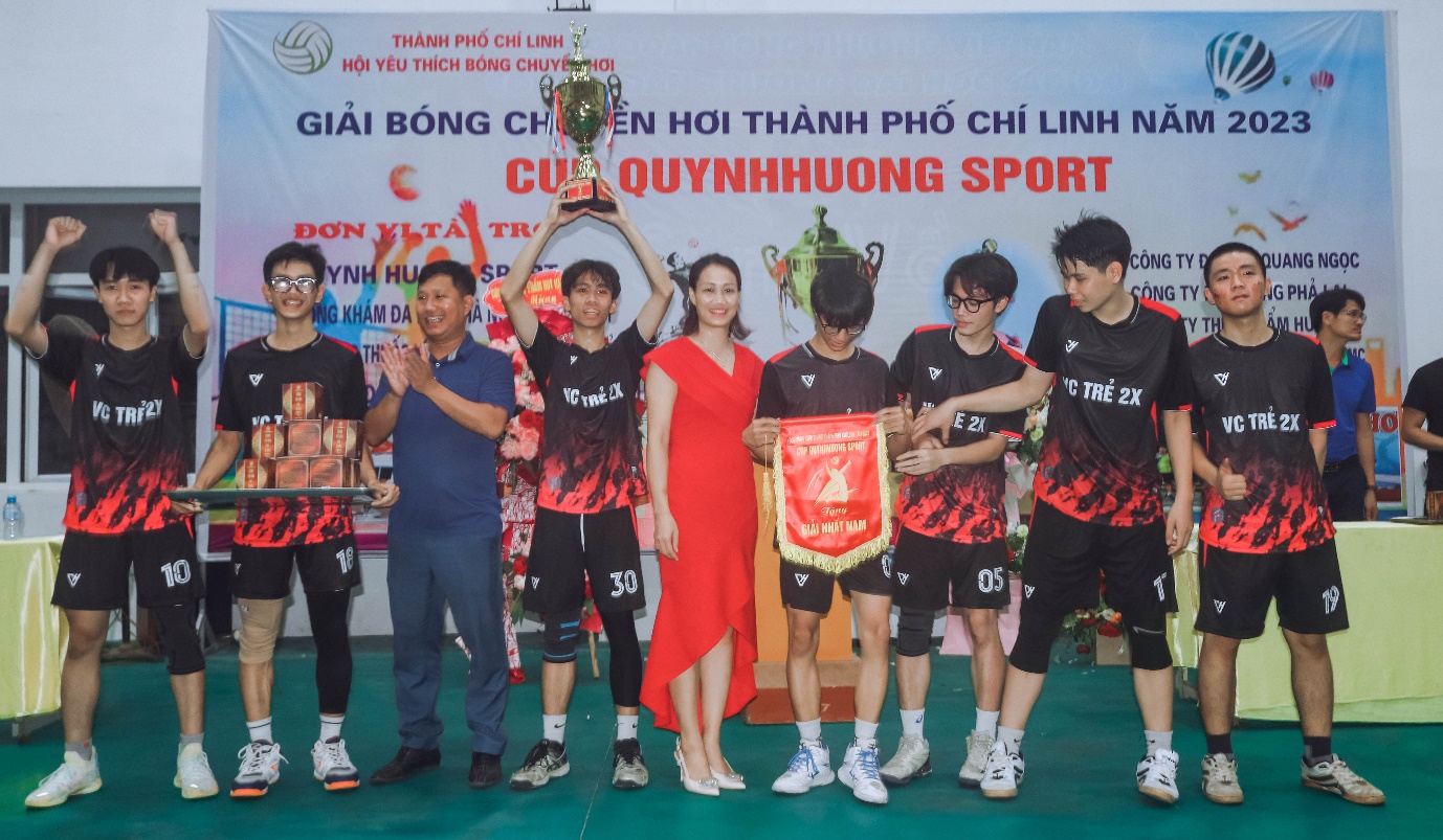 Ban tổ chức trao giải Nhất cho đội Trường THPT Chí Linh ở nội dung thi bóng chuyền hơi nam