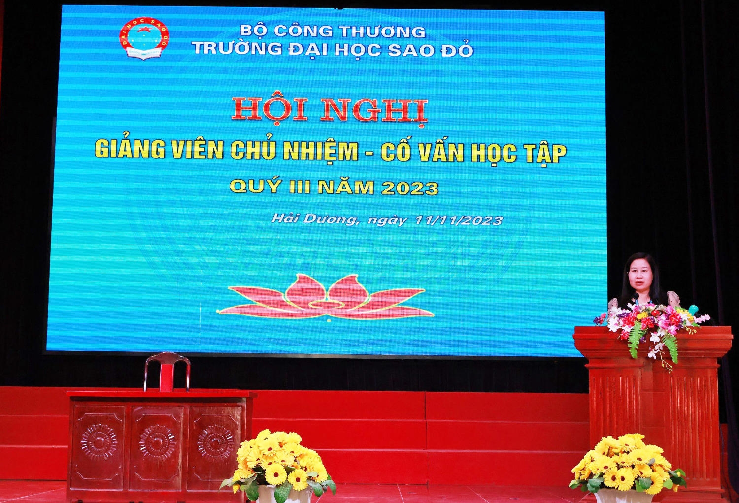 NGƯT. TS. Nguyễn Thị Kim Nguyên – Phó Hiệu trưởng chủ trì hội nghị
