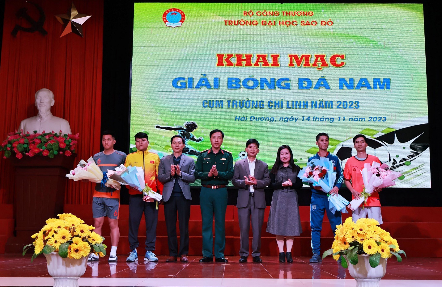 Ban tổ chức tặng hoa cho các đội trong cụm trường Chí Linh