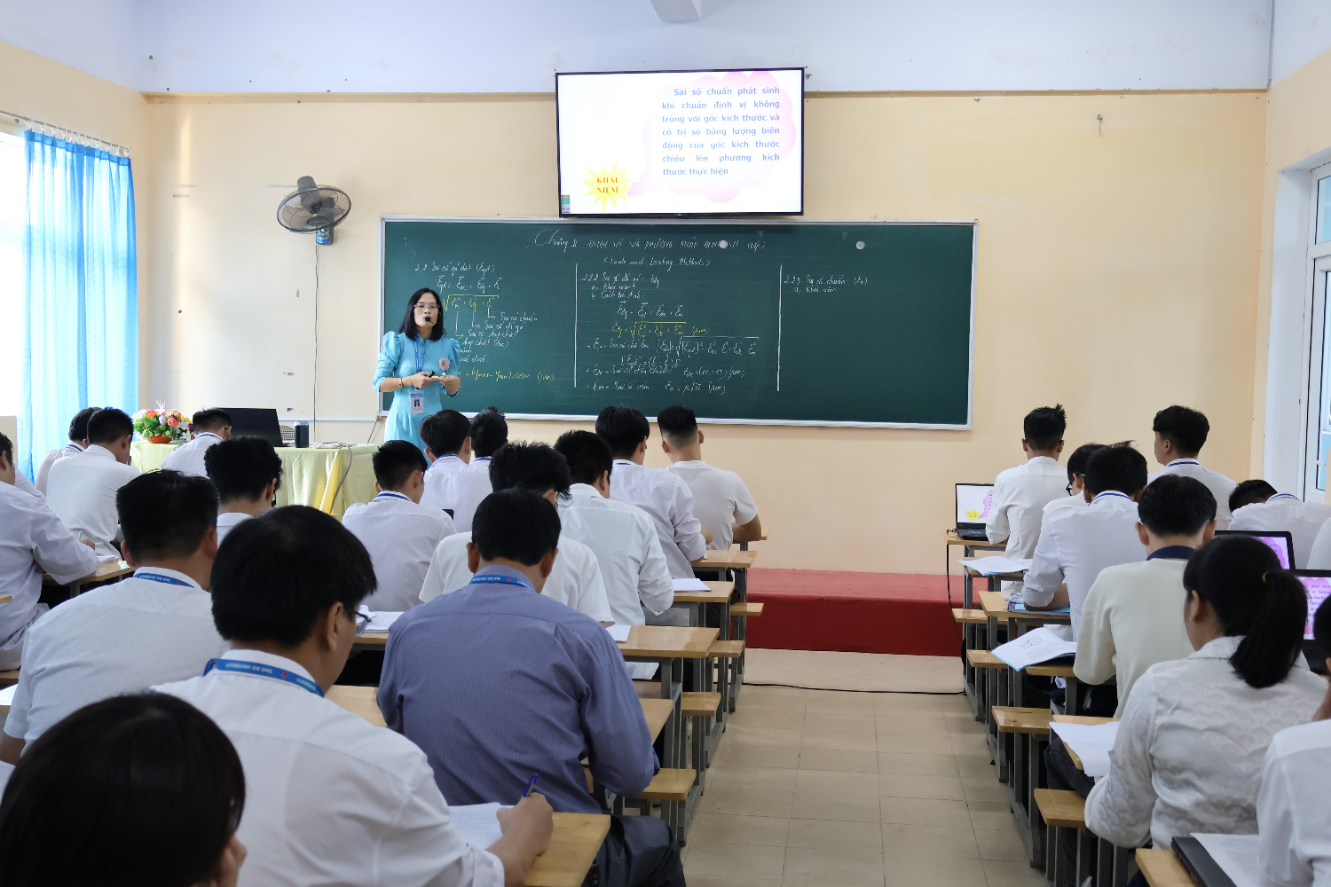 Sôi nổi các hoạt động thi đua chào mừng ngày Nhà giáo Việt Nam 20/11/2023 của  cán bộ, viên chức  và sinh viên