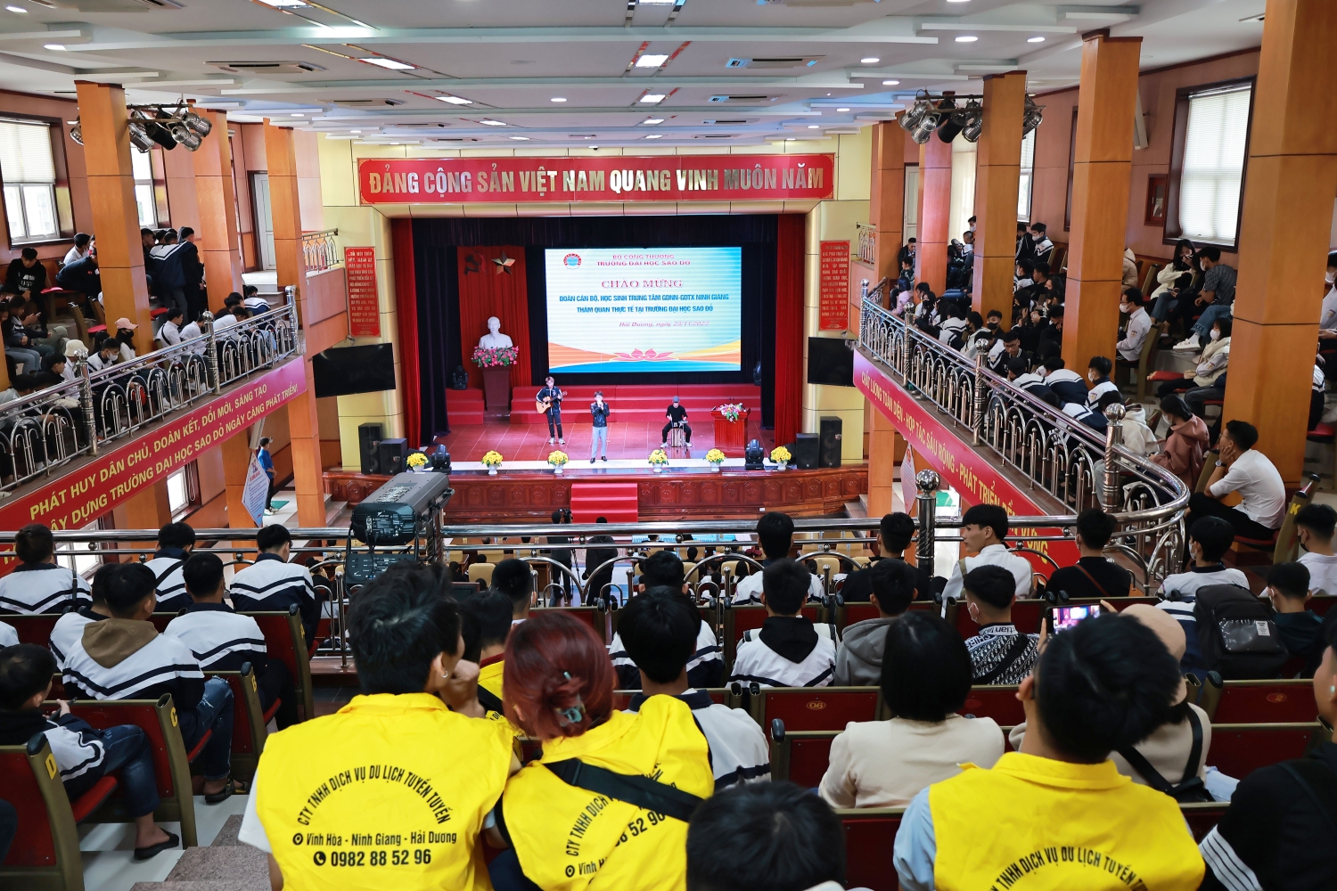 Hơn 700 học sinh và thầy, cô của Trung tâm GDNN-GDTX Ninh Giang về thăm quan trải nghiệm tại Trường Đại học Sao Đỏ