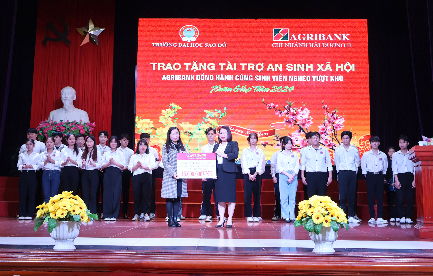 Ngân hàng Agribank chi nhánh Hải Dương II và Tỉnh Đoàn Hải Dương trao tặng 40 suất quà Tết cho sinh viên nghèo vượt khó học tập của Trường Đại học Sao Đỏ