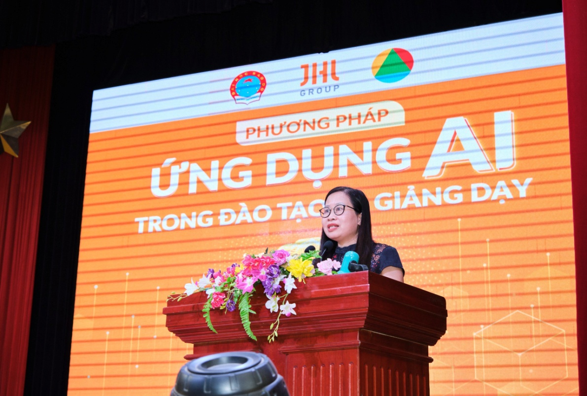 NGƯT.TS Nguyễn Thị Kim Nguyên - Hiệu trưởng phát biểu tại chương trình bồi dưỡng AI