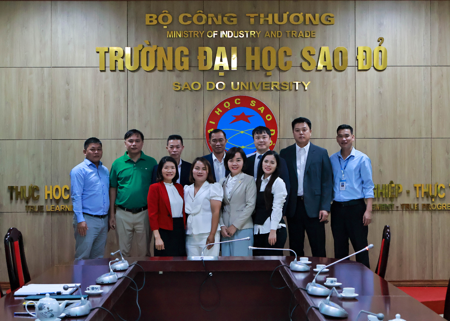 Trường Đại học Sao Đỏ làm việc với Công ty KCL và đại diện Trường Đại học Jeonju - Hàn Quốc