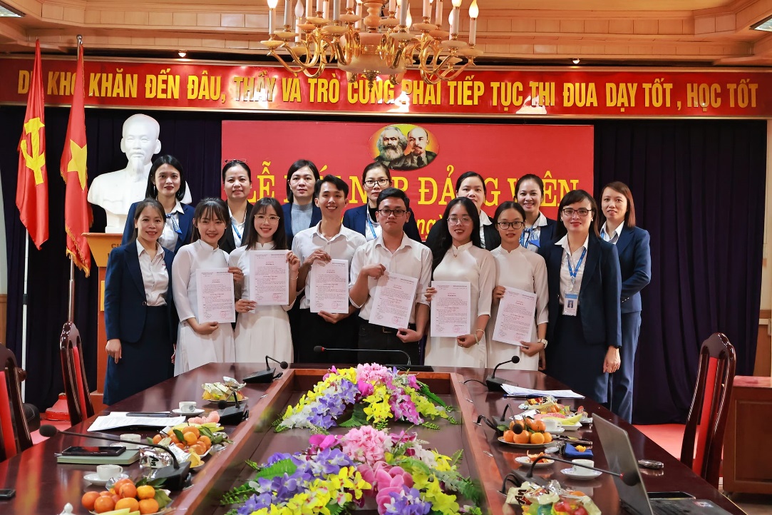 Đảng bộ Trường Đại học Sao Đỏ đẩy mạnh công tác phát triển đảng, đáp ứng yêu cầu cho sự phát triển bền vững của Nhà trường