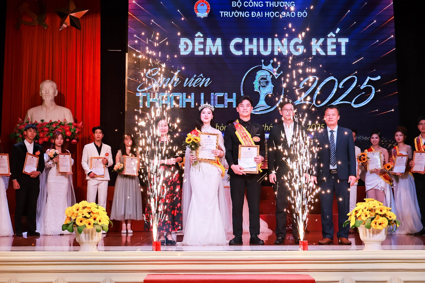 NGƯT.TS Nguyễn Trọng Các – Chủ tịch Hội đồng trường; NGƯT.TS Nguyễn Thị Kim Nguyên – Hiệu trưởng và đồng chí Đỗ Đức Chính – Phó Bí thư thành Đoàn Hải Phòng trao giải Nhất cho cặp thí sinh SBD: 007