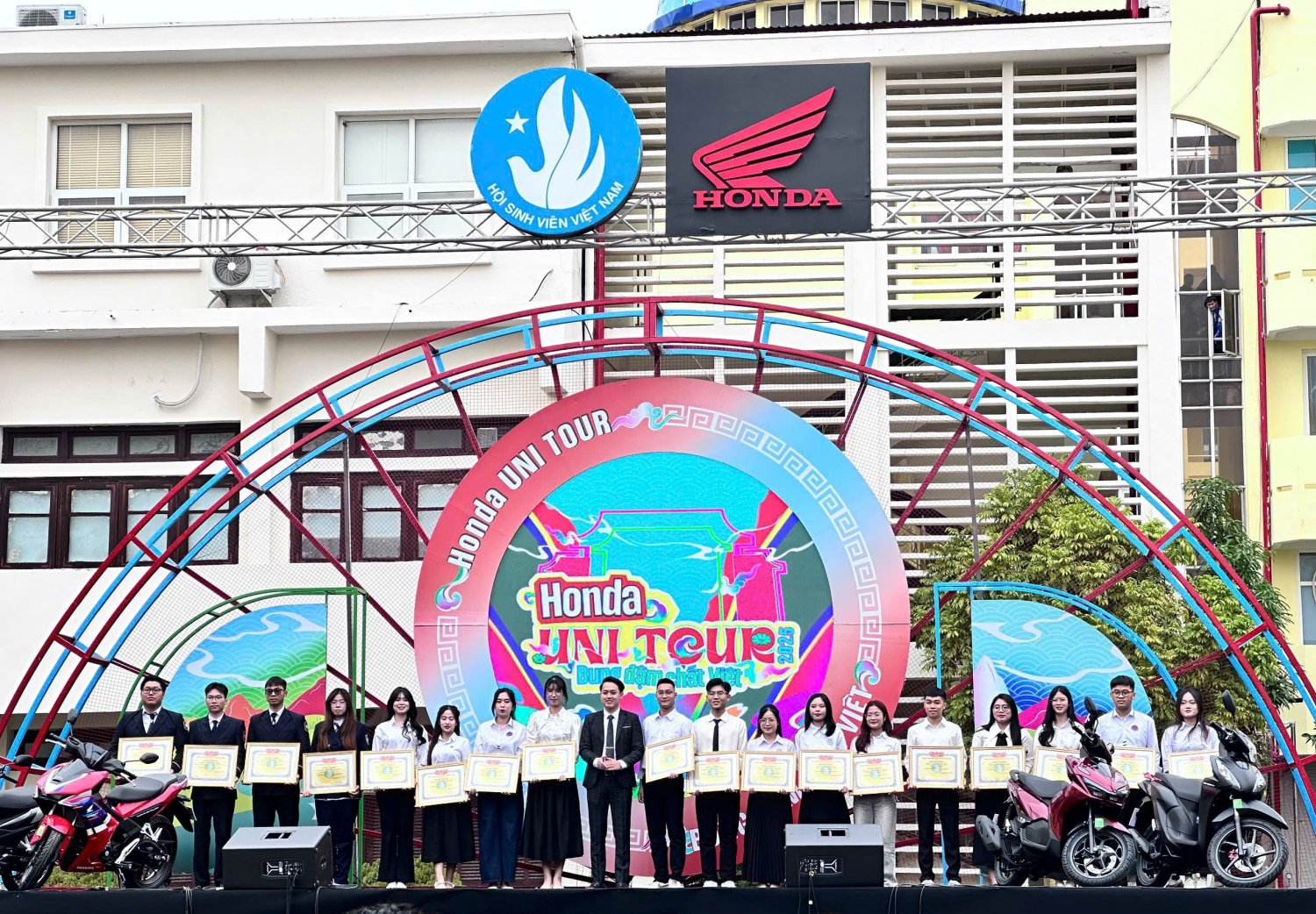 12 Sinh viên Trường Đại học Sao Đỏ được tuyên dương “Sinh viên 5 tốt” cấp thành phố năm 2025