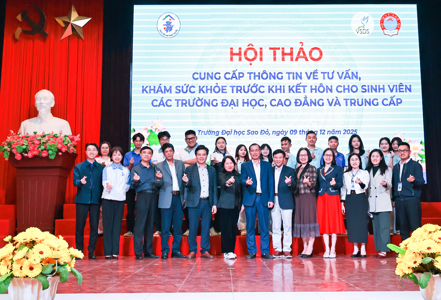 Sinh viên Trường Đại học Sao Đỏ tham gia Hội thảo “Cung cấp thông tin về tư vấn và khám sức khoẻ trước khi kết hôn dành cho sinh viên các trường Đại học, Cao Đẳng và Trung cấp”.
