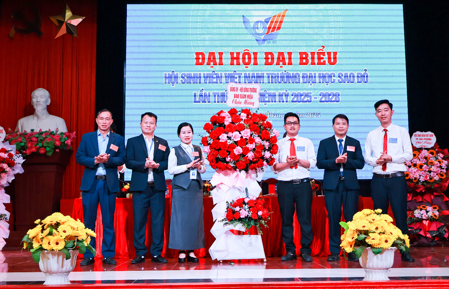 Các đồng chí trong Đảng ủy, Hội Đồng trường, Ban Giám hiệu Nhà trường tặng hoa chúc mừng Đại hội