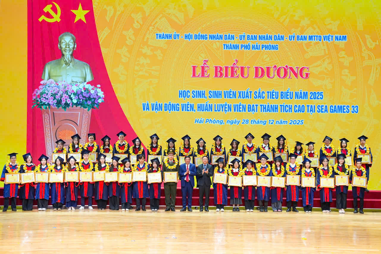 Phạm Tuấn Anh - Lớp DK11-KTDK&TDH1, Khoa Điện, Trường Đại học Sao Đỏ, được UBND thành phố Hải Phòng vinh danh sinh viên xuất sắc tiêu biểu năm 2025