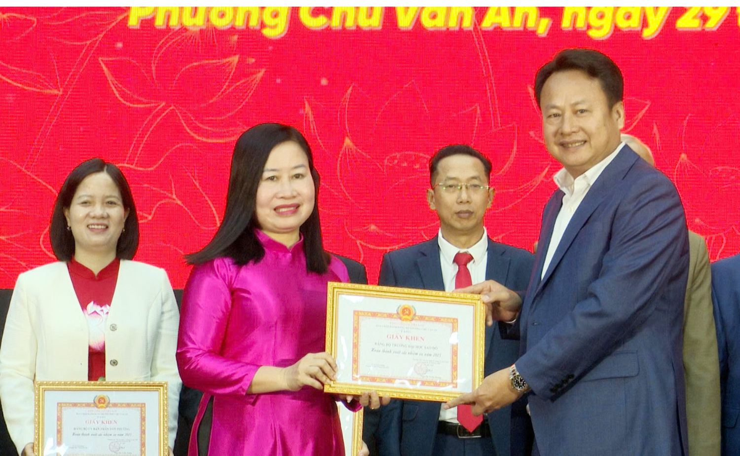 NGƯT. TS. Nguyễn Thị Kim Nguyên, Bí thư Đảng ủy, Hiệu trưởng Trường Đại học Sao Đỏ đại diện Đảng bộ Nhà trường nhận Giấy khen “Đảng bộ Trường Đại học Sao Đỏ hoàn thành xuất sắc nhiệm vụ năm 2025”