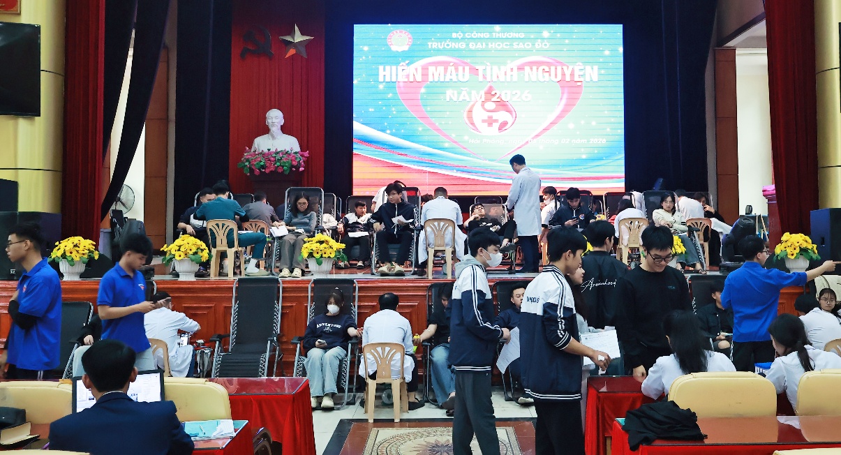 Hiến máu tình nguyện - Nét đẹp của viên chức, sinh viên Trường Đại học Sao Đỏ