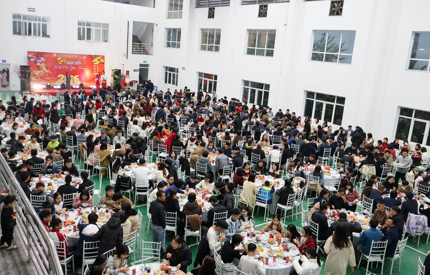 NGƯT. TS. Nguyễn Thị Kim Nguyên – Bí thư Đảng ủy, Hiệu trưởng Nhà trường khai tiệc Tất niên