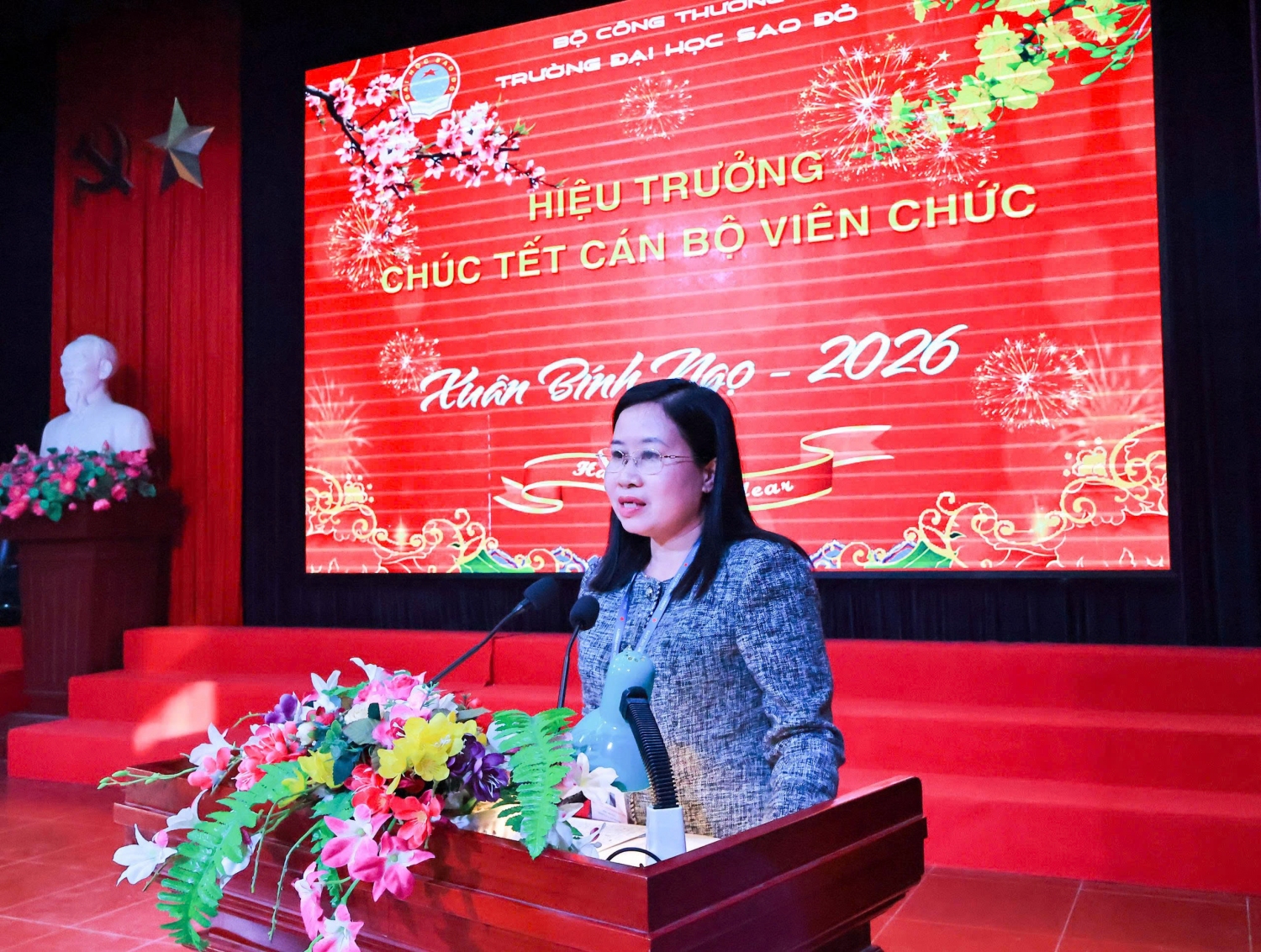 Hiệu trưởng Trường Đại học Sao Đỏ gặp mặt, chúc Tết viên chức, người lao động nhân dịp Xuân Bính Ngọ 2026