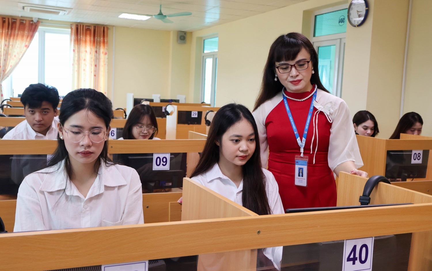 Sinh viên khoa Kinh tế trong tiết học