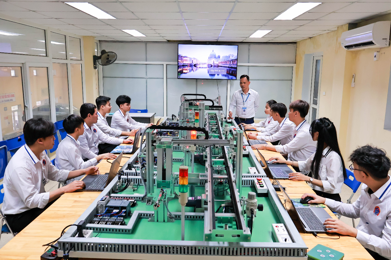 Sinh viên khoa Điện trong tiết học tại Trung tâm thực hành thực nghiệm của khoa