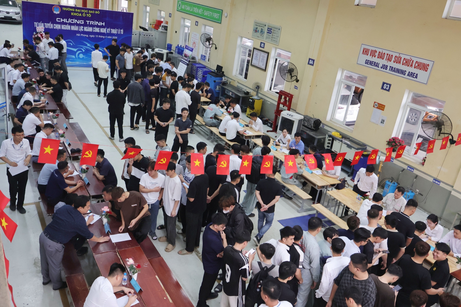 Khoa Ô tô tăng cường hợp tác với doanh nghiệp trong đào tạo và xúc tiến việc làm cho sinh viên