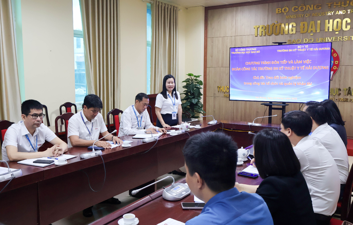 NGƯT. TS. Nguyễn Thị Kim Nguyên – Bí Thư Đảng ủy, Hiệu trưởng tiếp đoàn cán bộ Trường Đại học Kỹ thuật Y tế Hải Dương