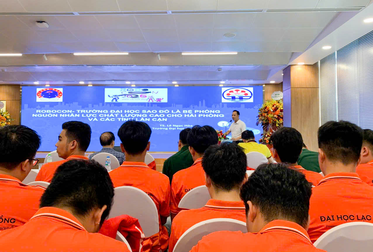 TS. Lê Ngọc Hòa – Đại diện Trường Đại học Sao Đỏ trình bày tham luận tại hội thảo