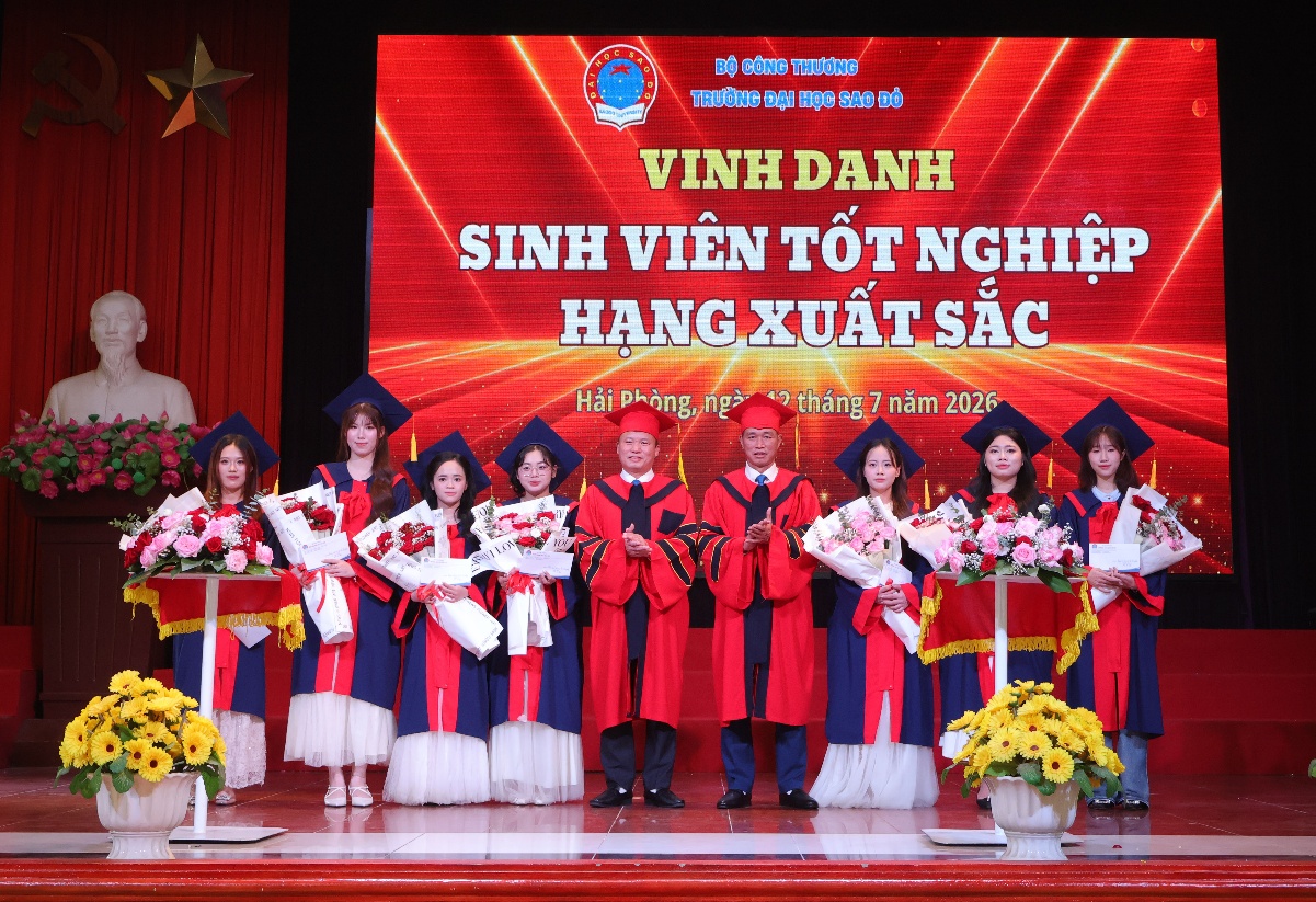 Rạng rỡ ngày tốt nghiệp: Nỗ lực được vinh danh