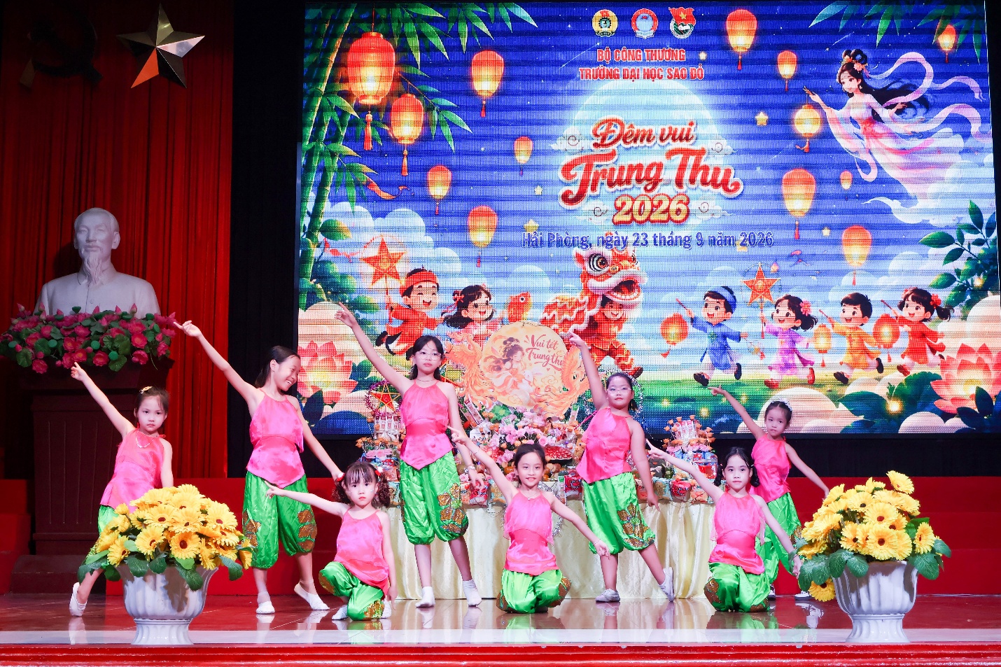 Rộn ràng “Đêm vui Trung thu 2026” cùng con cán bộ, viên chức, người lao động Trường Đại học Sao Đỏ