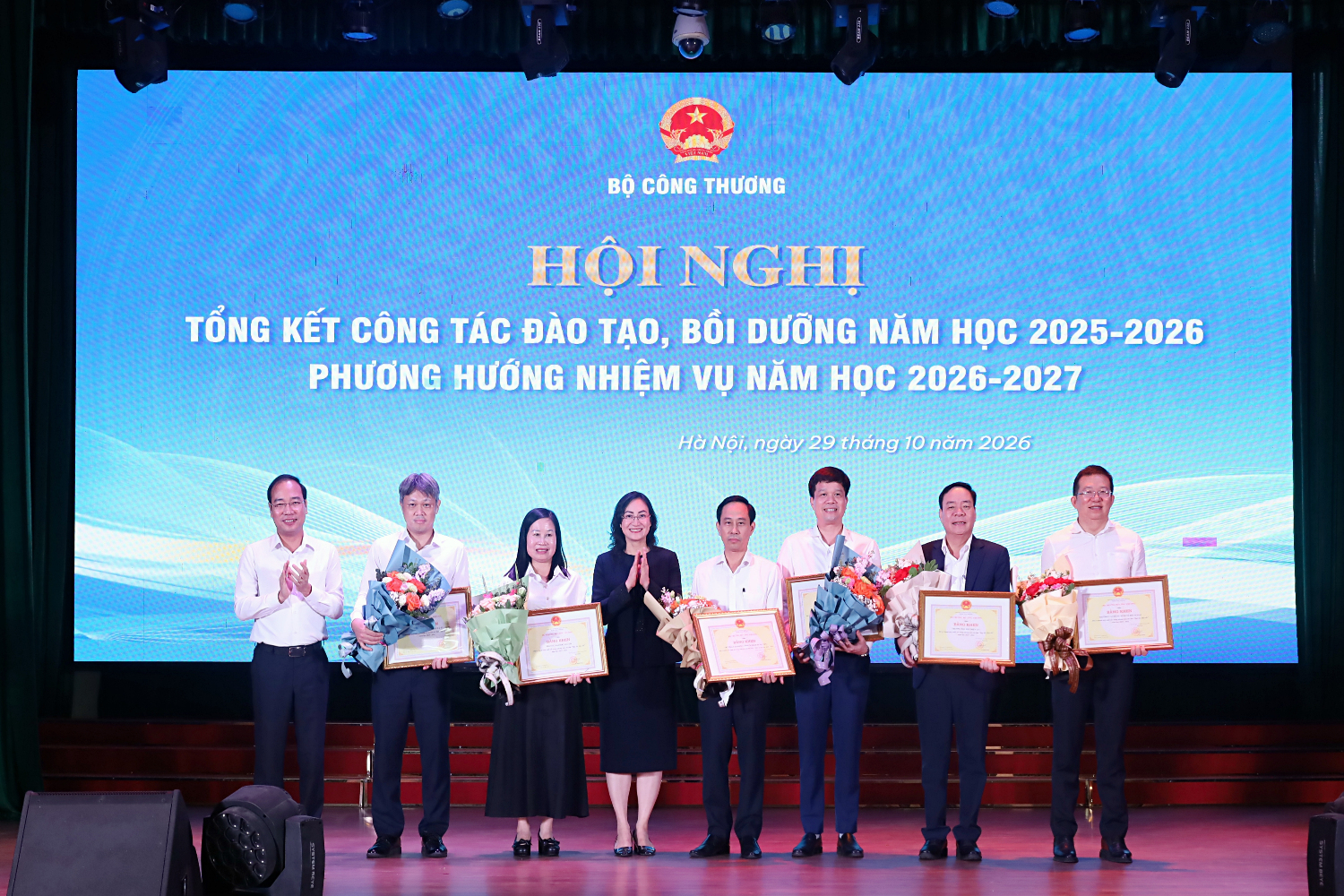 Trường Đại học Sao Đỏ nhận Bằng khen của Bộ Công Thương và danh hiệu Tập thể lao động xuất sắc năm học 2025-2026