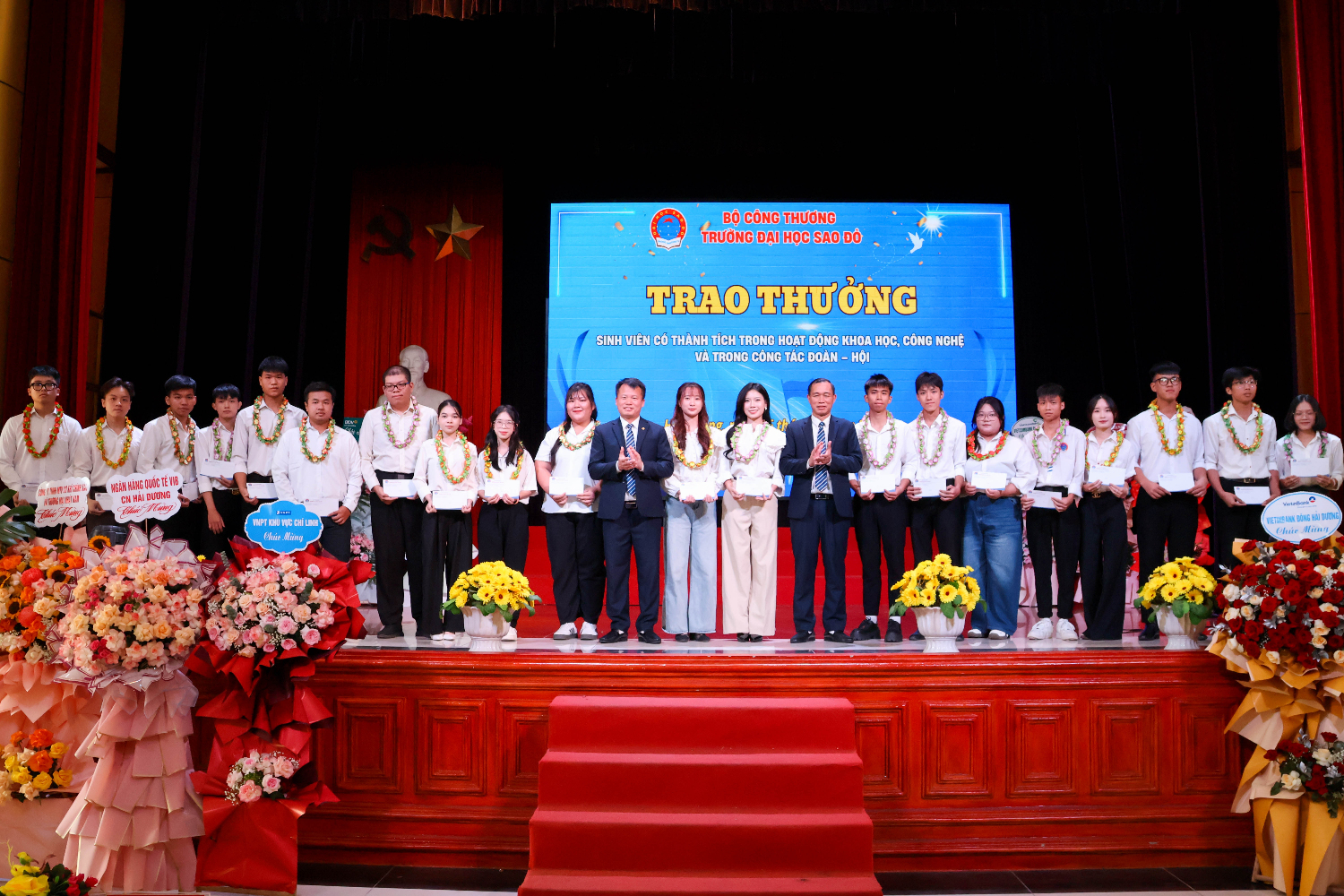 Trường Đại học Sao Đỏ tăng hợp tác doanh nghiệp, trao 186 suất học bổng và hỗ trợ hơn 300 triệu đồng cho sinh viên