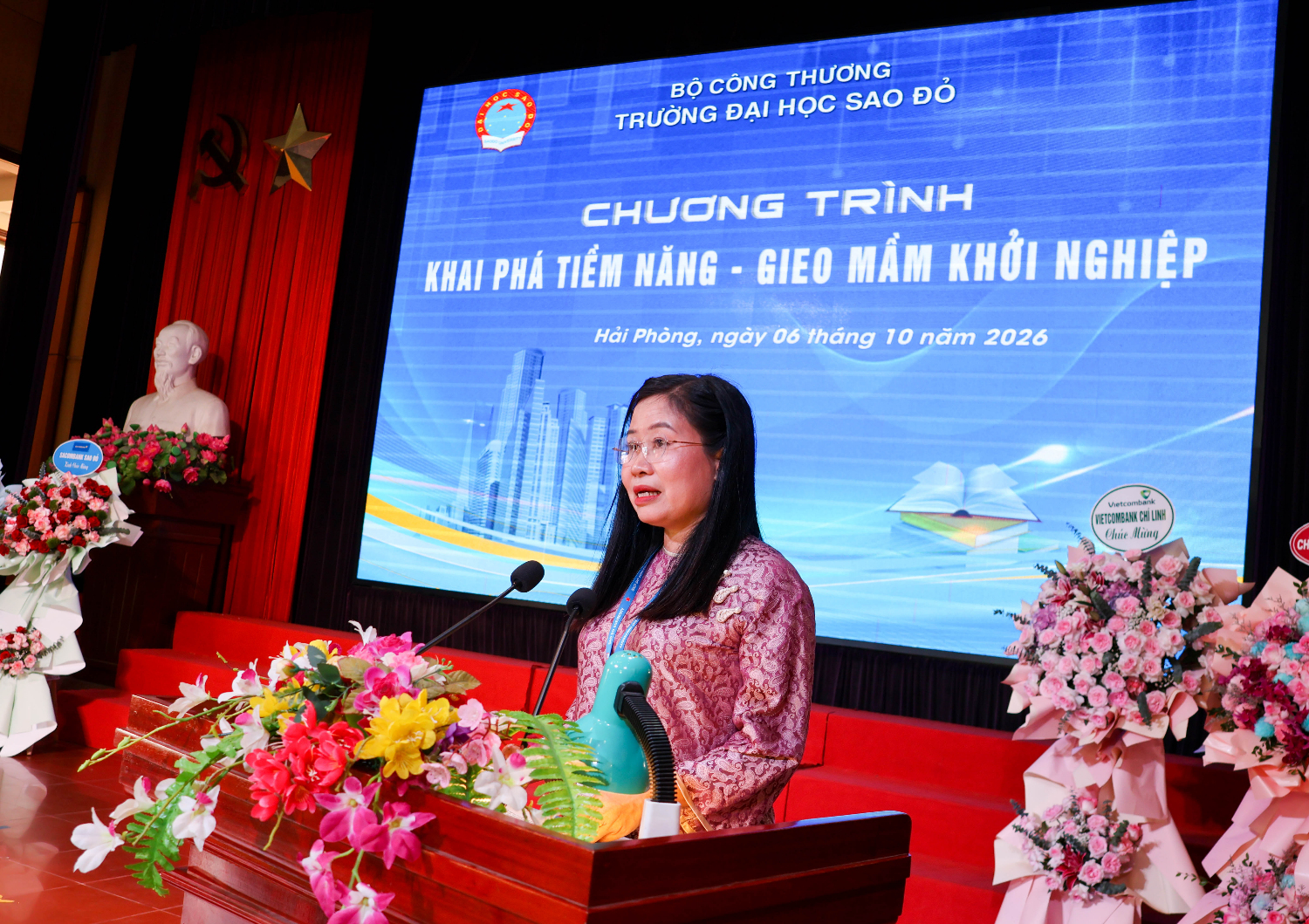 NGƯT TS Nguyễn Thị Kim Nguyên, Bí thư Đảng ủy, Hiệu trưởng Trường Đại học Sao Đỏ phát biểu tại chương trình