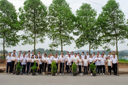 Tập thể lãnh đạo Trường Đại học Sao Đỏ trồng 24 cây thông lá kim chào mừng 55 năm truyền thống đào tạo Nhà trường