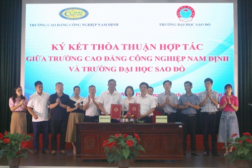 Đại diện lãnh đạo Trường Đại học Sao Đỏ và Trường Cao đẳng Công nghiệp Nam Định ký thỏa thuận hợp tác đào tạo