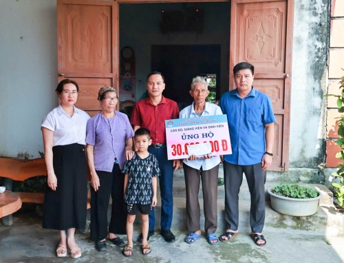 Trường Đại học Sao Đỏ thăm và ủng hộ sinh viên Nguyễn Xuân Hiểu, Lớp DK13 - KTDK&TDH2 bị bỏng nặng