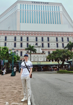 Cựu sinh viên Nguyễn Ngọc Quý trong chuyến đi công tác tại nước ngoài