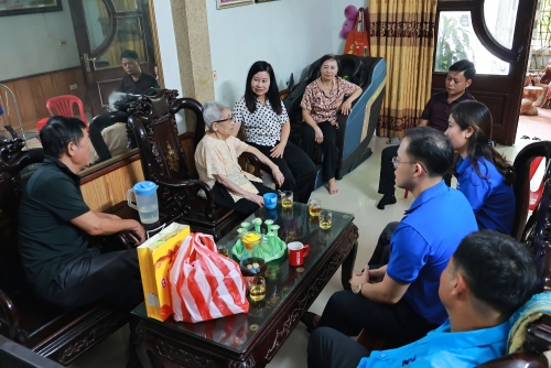 NGƯT. TS. Nguyễn Thị Kim Nguyên – Hiệu trưởng, cùng đại diện các đoàn thể Nhà trường đến thăm và tặng quà Mẹ Việt Nam anh hùng Nguyễn Thị Thu – Người mẹ được nhà trường nhận phụng dưỡng suốt đời