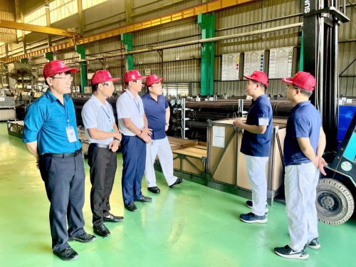 Lãnh đạo công ty TNHH Tanaka Precision Việt Nam dẫn đoàn công tác Trường Đại học Sao Đỏ thăm quan cơ sở vật chất của công ty