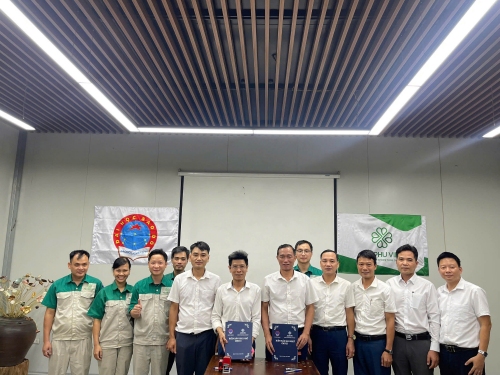 TS. Đỗ Văn Đỉnh – Phó Hiệu trưởng Trường Đại học Sao Đỏ và ông Nguyễn Văn Hùng – Tổng Giám đốc Công ty TNHH Nhựa An Phú Việt ký thỏa thuận hợp tác