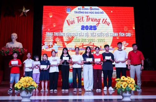 Trường Đại học Sao Đỏ tổ chức “Vui Tết Trung thu 2025 và trao thưởng cho con cán bộ, viên chức đạt thành tích cao năm học 2024-2025”