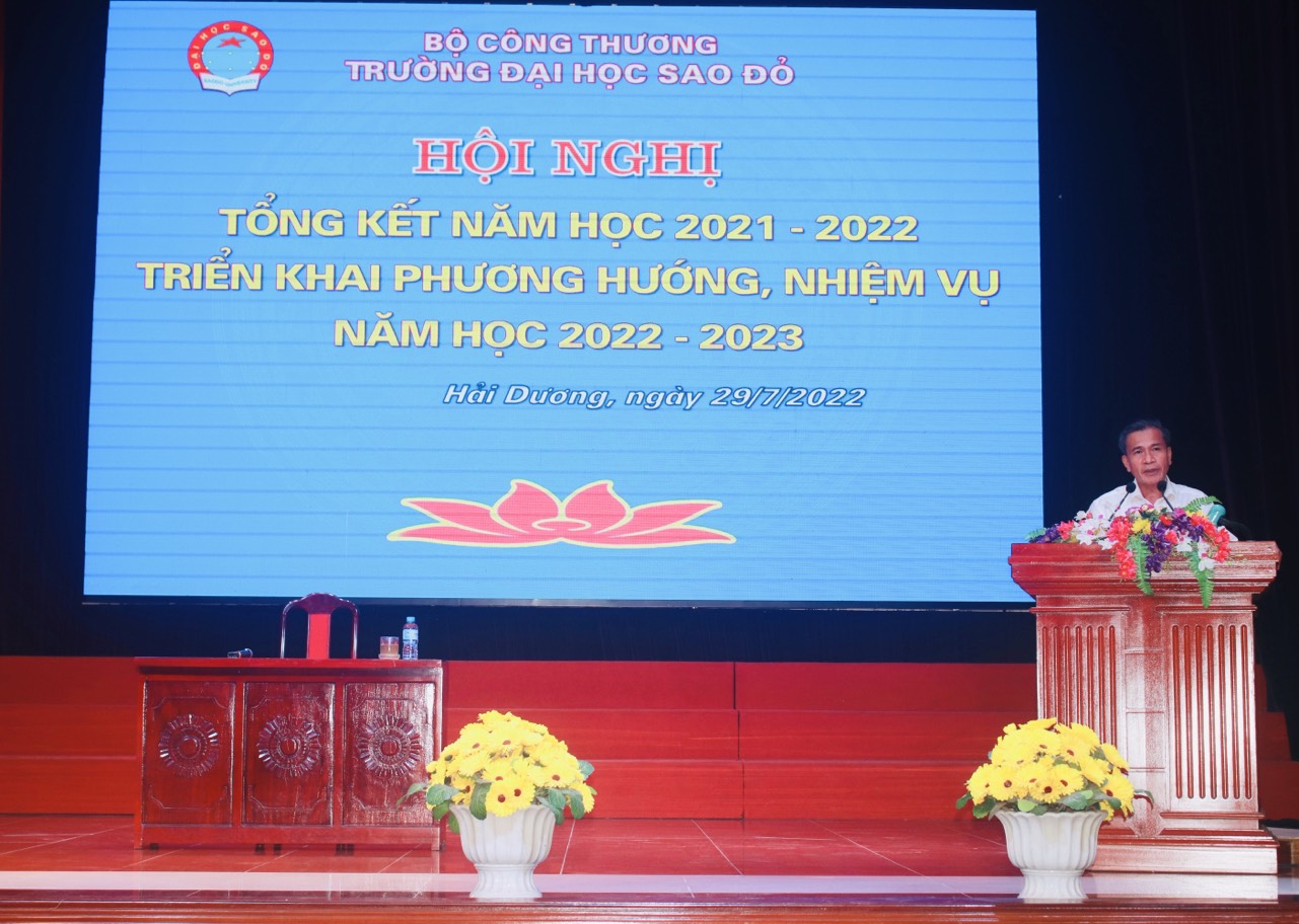 NGND. TS Đinh Văn Nhượng – Bí thư Đảng ủy, Hiệu trưởng nhà trường phát biểu chỉ đạo tại Hội nghị